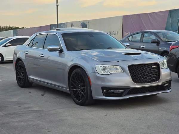 كرايسلر 300c مواصفات امريكية هيمي 8 سلندر بحالة جيدة