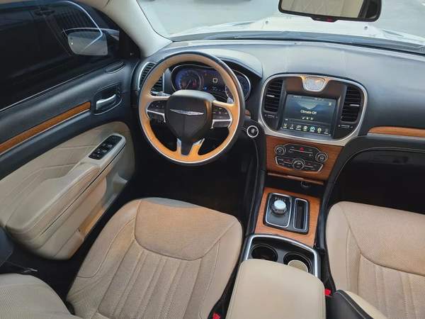 كرايسلر 300c مواصفات امريكية هيمي 8 سلندر بحالة جيدة