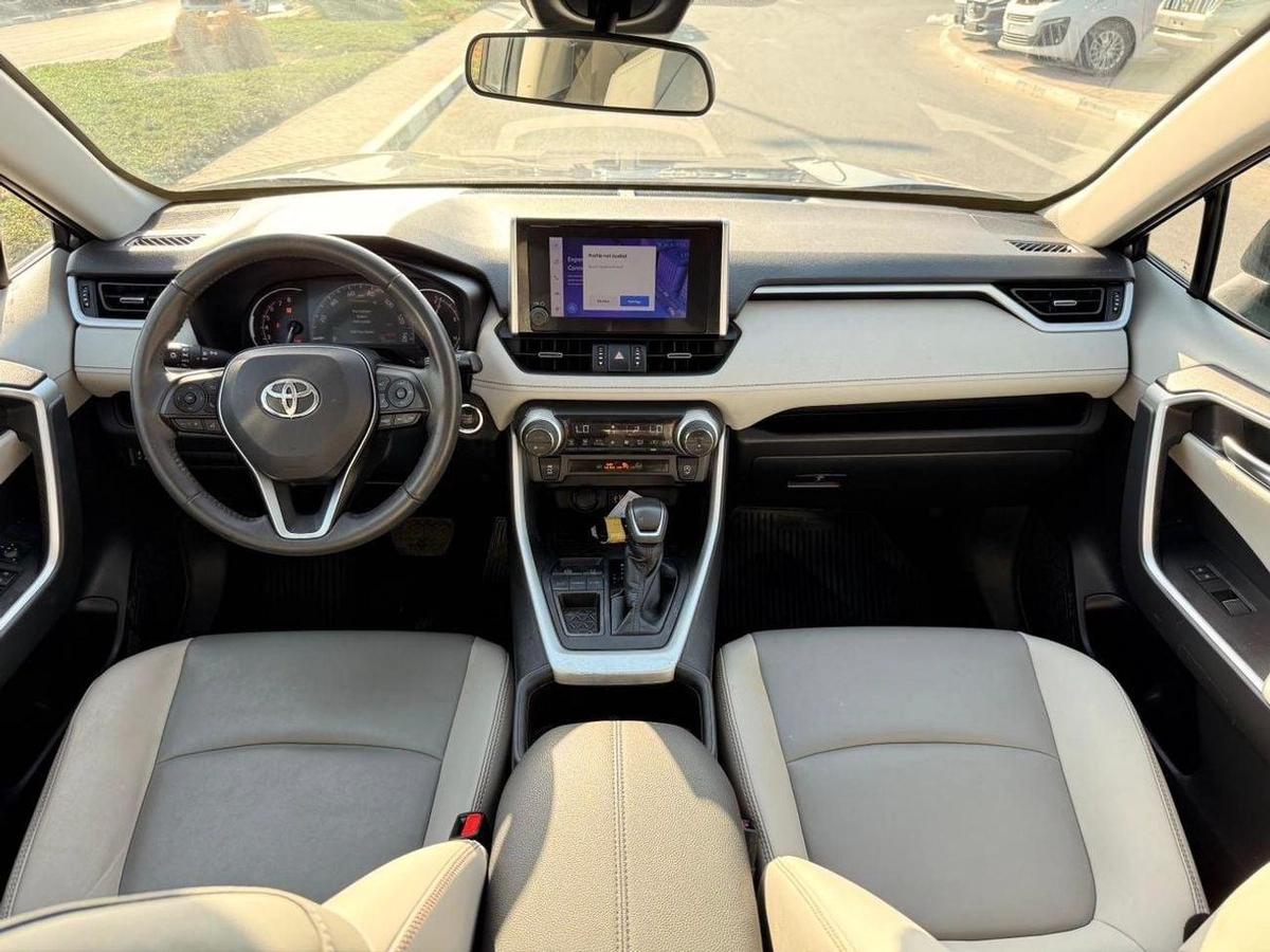 Toyota RAV4 XLE premium 2.5L | Sunroof | leather seats | push start full option-4-4