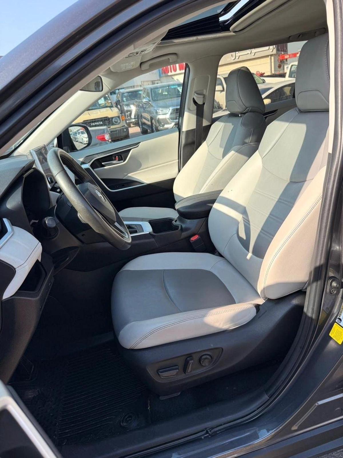 Toyota RAV4 XLE premium 2.5L | Sunroof | leather seats | push start full option-5-5