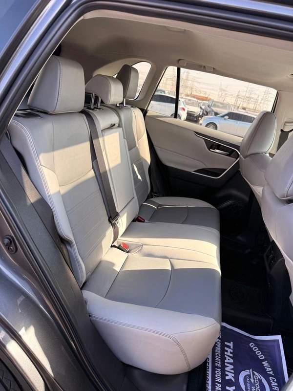 Toyota RAV4 XLE premium 2.5L | Sunroof | leather seats | push start full option