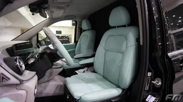 New Mercedes Benz V300 2025