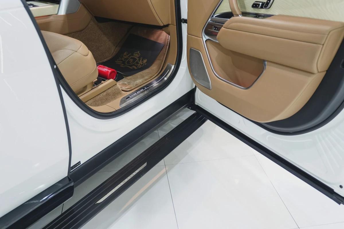 Land Rover Range Rover Vogue SV LWB-4-4