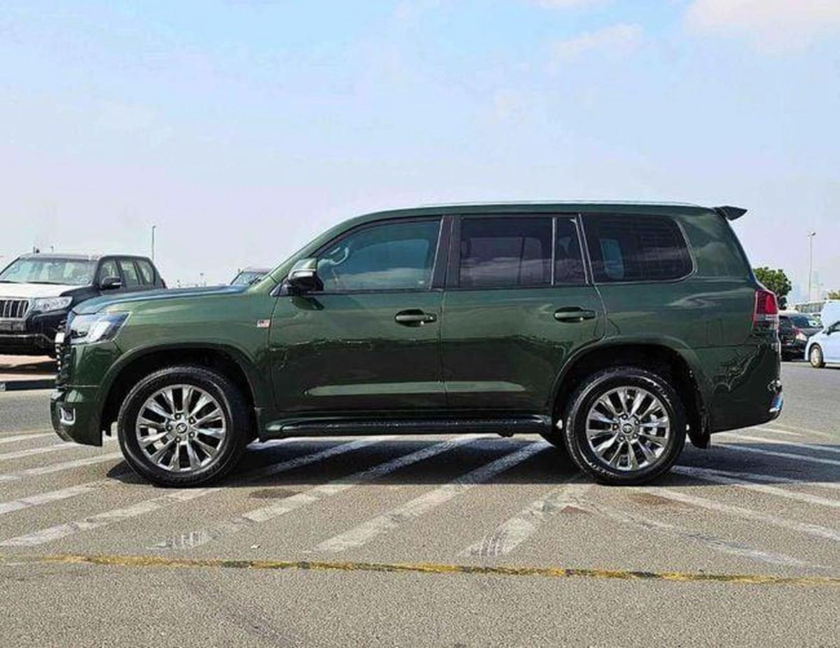 Toyota Land Cruiser GR SPORT/V8 4.6L/2022 SHAPE/ BODY KIT/ FULL OPTION/ SPECIAL COLOR/ EXPORT ONLY/LOT#60306-2-2
