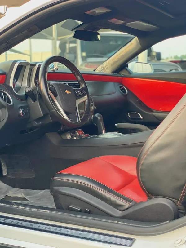 (2015) CHEVROLET CAMARO //GCC//FULL OPTION//LOW MILLAGE//ORIGINAL PAINT//EXCELLENT CONDITION//