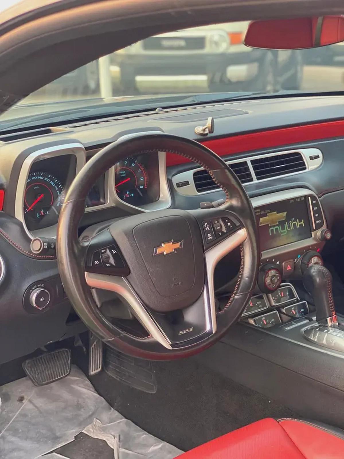 (2015) CHEVROLET CAMARO //GCC//FULL OPTION//LOW MILLAGE//ORIGINAL PAINT//EXCELLENT CONDITION//-10-10