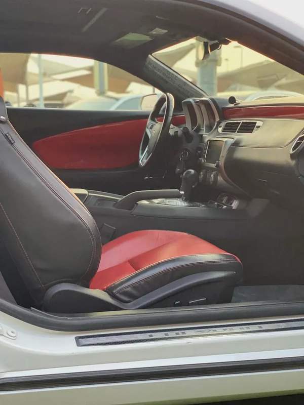 (2015) CHEVROLET CAMARO //GCC//FULL OPTION//LOW MILLAGE//ORIGINAL PAINT//EXCELLENT CONDITION//