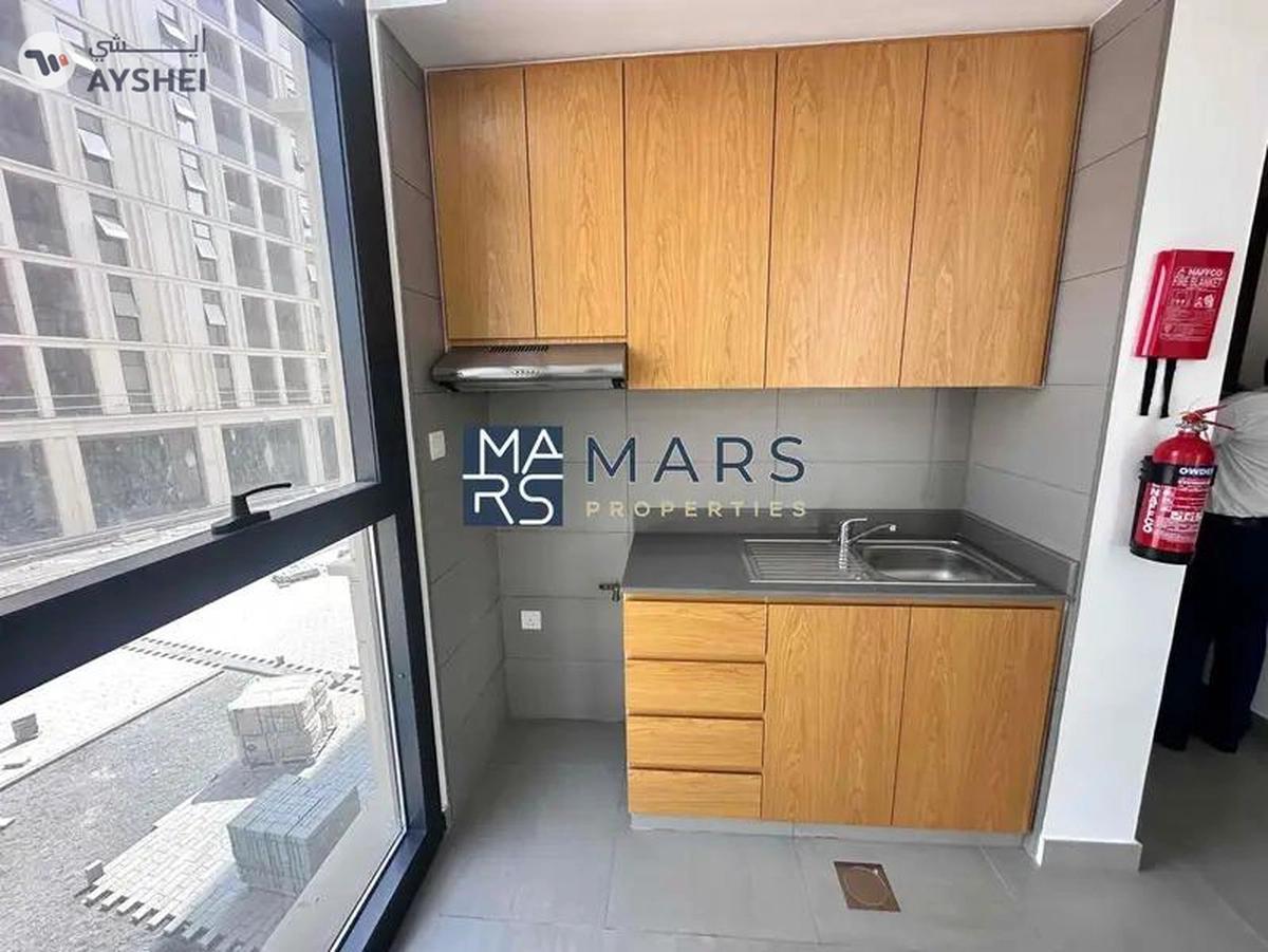 Brand new studio with gym pool and parking-10-10