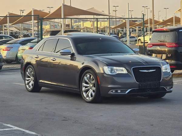 كرايسلر 300c مواصفات خليجية 2016 هيمي بحالة جيدة