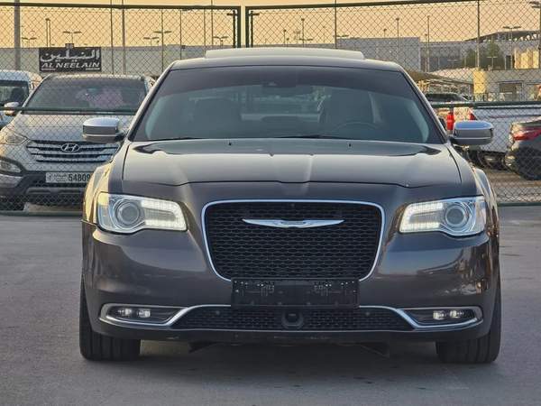 كرايسلر 300c مواصفات خليجية 2016 هيمي بحالة جيدة