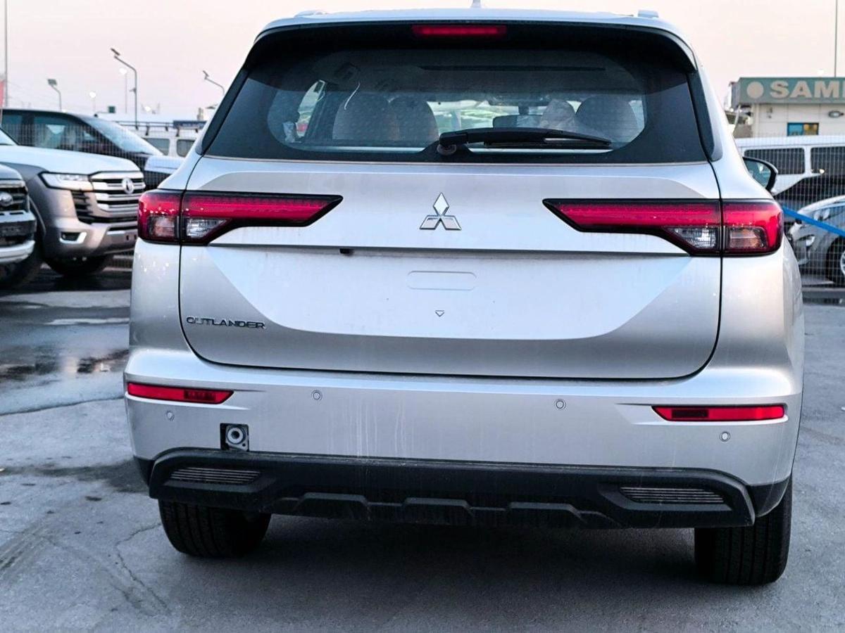 Mitsubishi Outlander OUTLANDER 5P-M-LINE 2.5L SUV FWD 5Doors-5-5