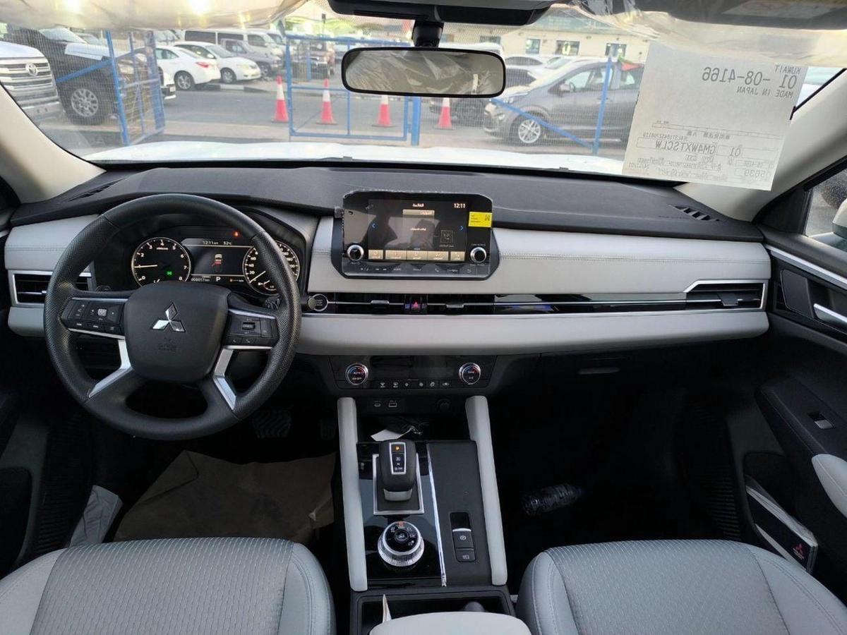 Mitsubishi Outlander OUTLANDER 5P-M-LINE 2.5L SUV FWD 5Doors-7-7