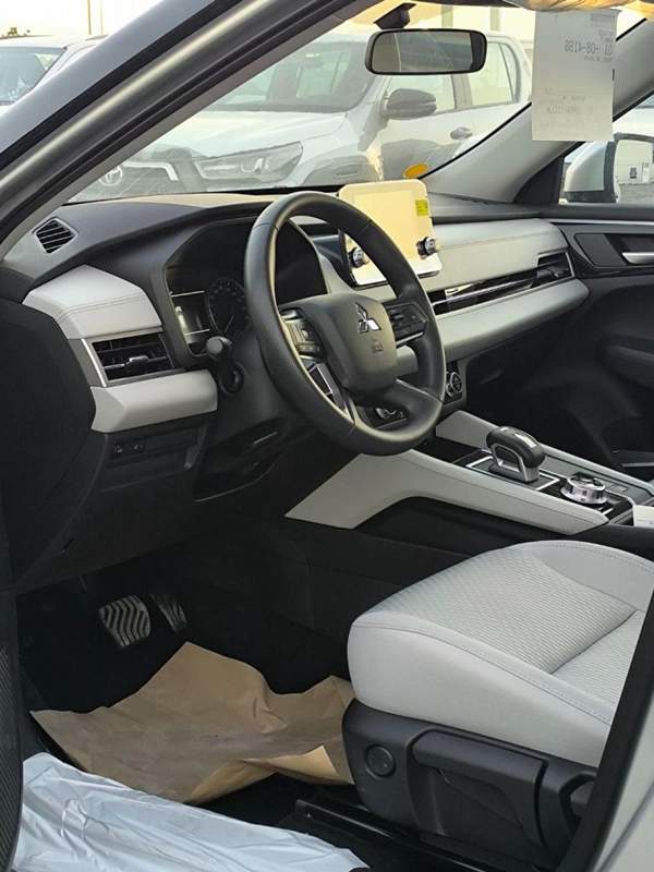 Mitsubishi Outlander OUTLANDER 5P-M-LINE 2.5L SUV FWD 5Doors