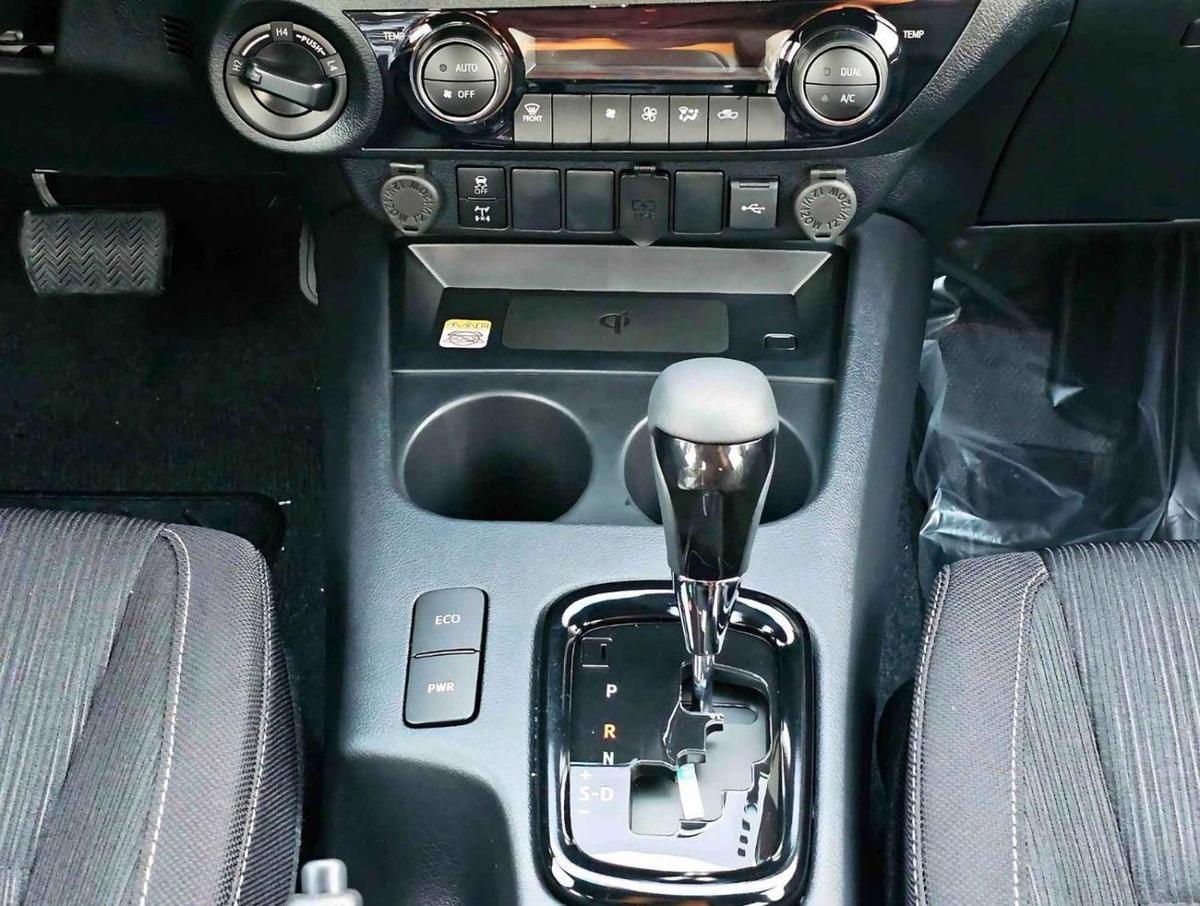 Toyota Hilux ADVENTURE | 4.0L V6 PETROL | PUSH START | 360 CAMERA | 18 AWHEELS WITH ROLL BAR | AUTO A.C (CODE #-10-10