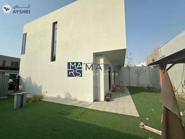 Lavish 4 Bedrooms Townhouse is Second Phase Corner unit is available for Sales