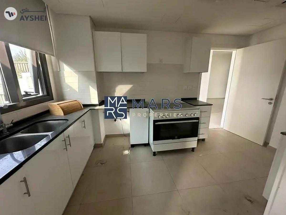 Lavish 4 Bedrooms Townhouse is Second Phase Corner unit is available for Sales-3-3