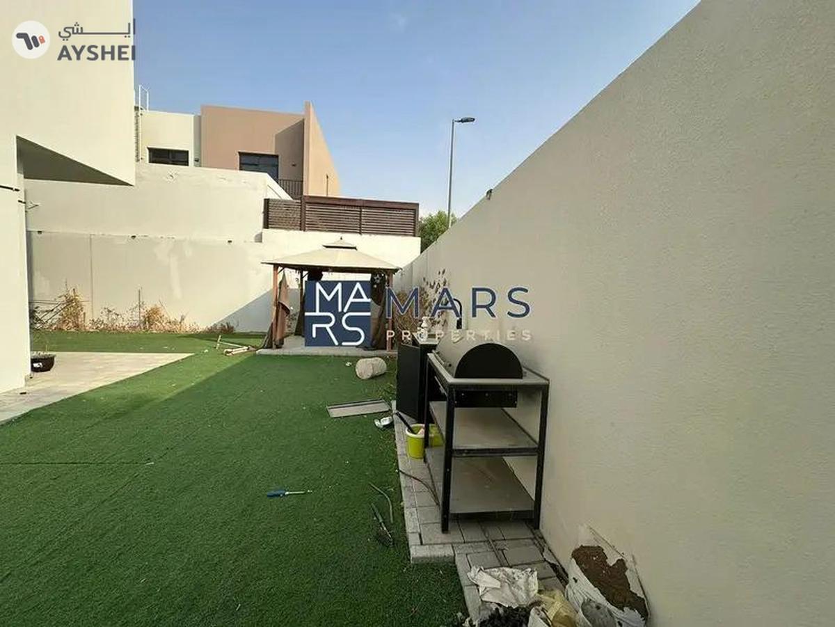 Lavish 4 Bedrooms Townhouse is Second Phase Corner unit is available for Sales-6-6