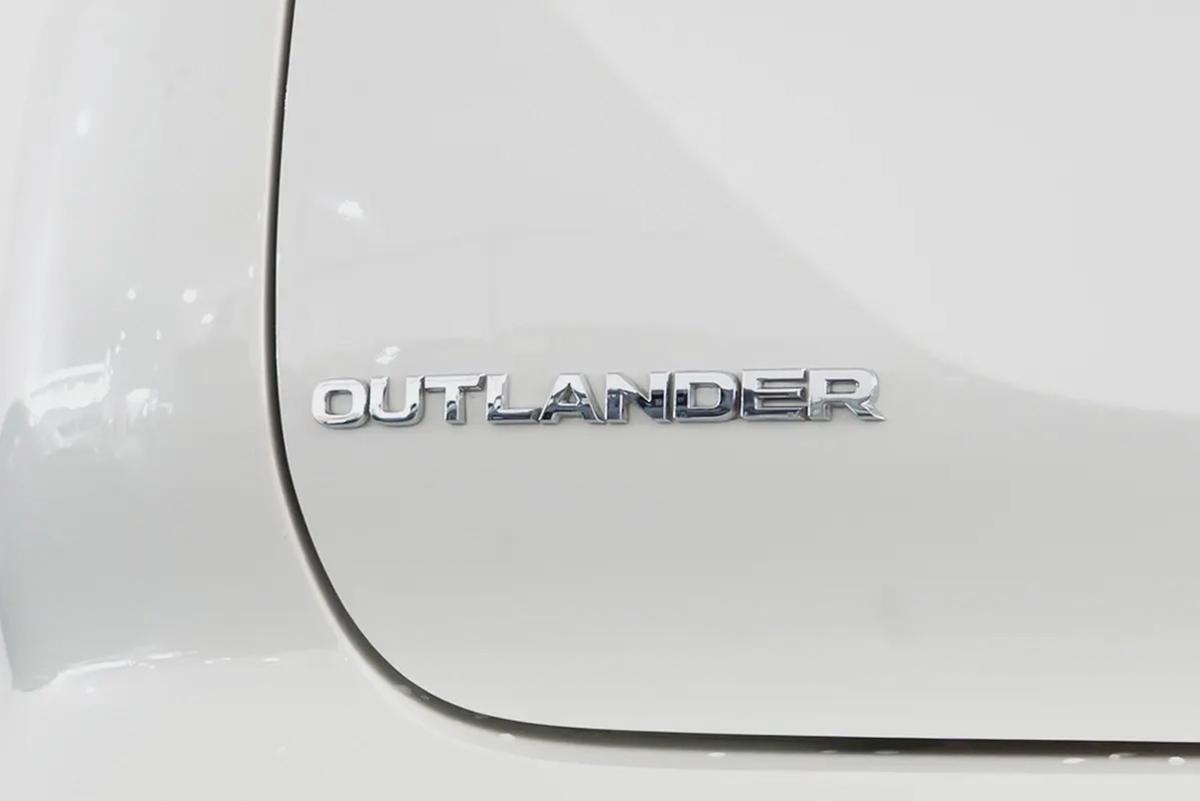 2025 Mitsubishi Outlander 4WD Premium / Full Service History / Agency Warranty-16-16