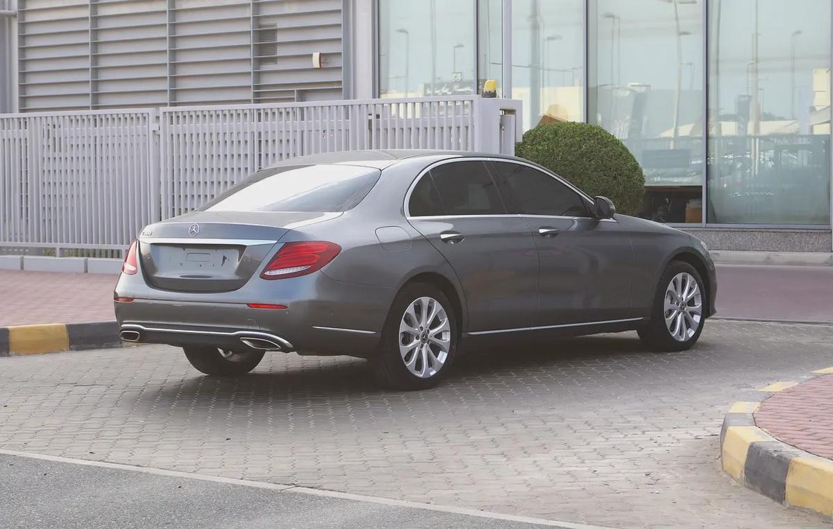 Mercedes-Benz E-Class E 300 2018 - Korean Specs - Excellent Condition-18-18