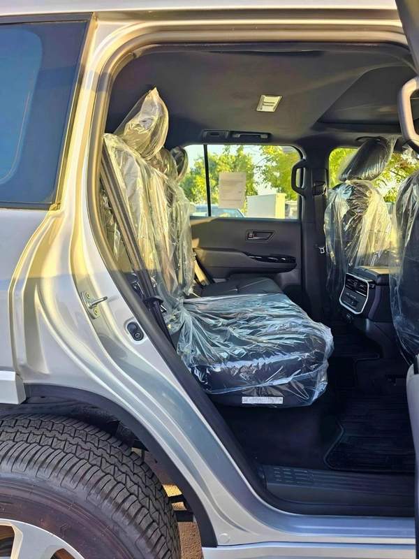 Toyota Land Cruiser GXR BASIC / 4.0L PETROL V6 / SUNROOF / LEATHER WITH DRIVER POWER SEAT