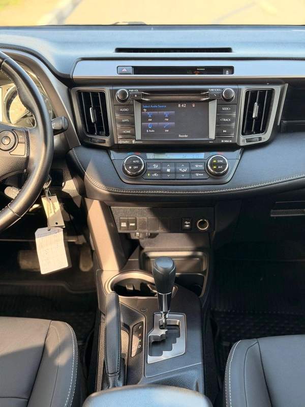 Toyota RAV4 XLE 2.5L sunroof, leather seats full option