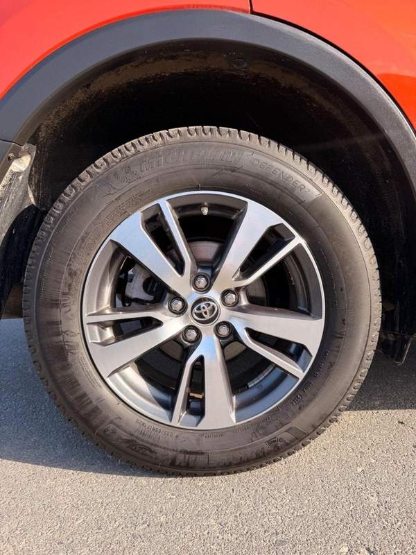 Toyota RAV4 XLE 2.5L sunroof, leather seats full option