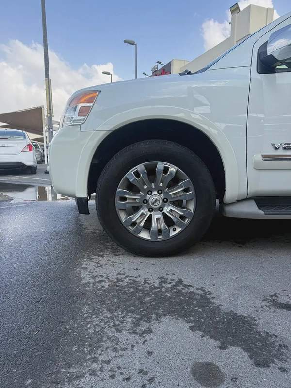 Nissan Armada LE GCC original paint accident free excellent condition
