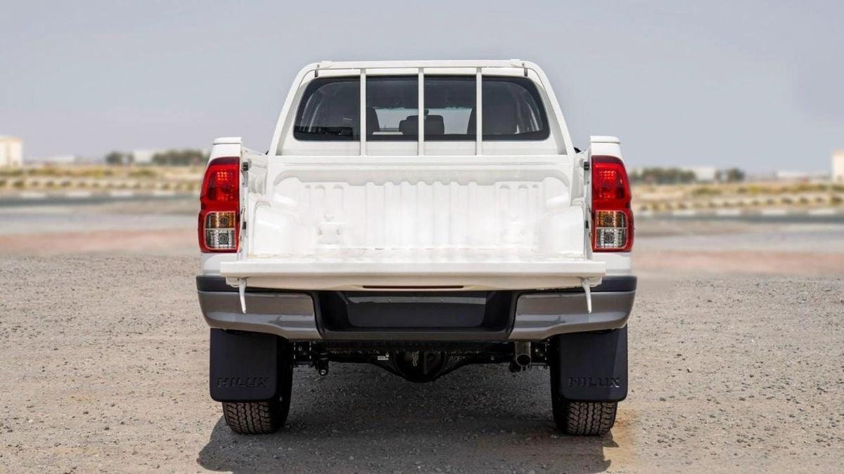 Toyota Hilux HILUX 2.4L MED OPTION DIESEL 2024-8-8