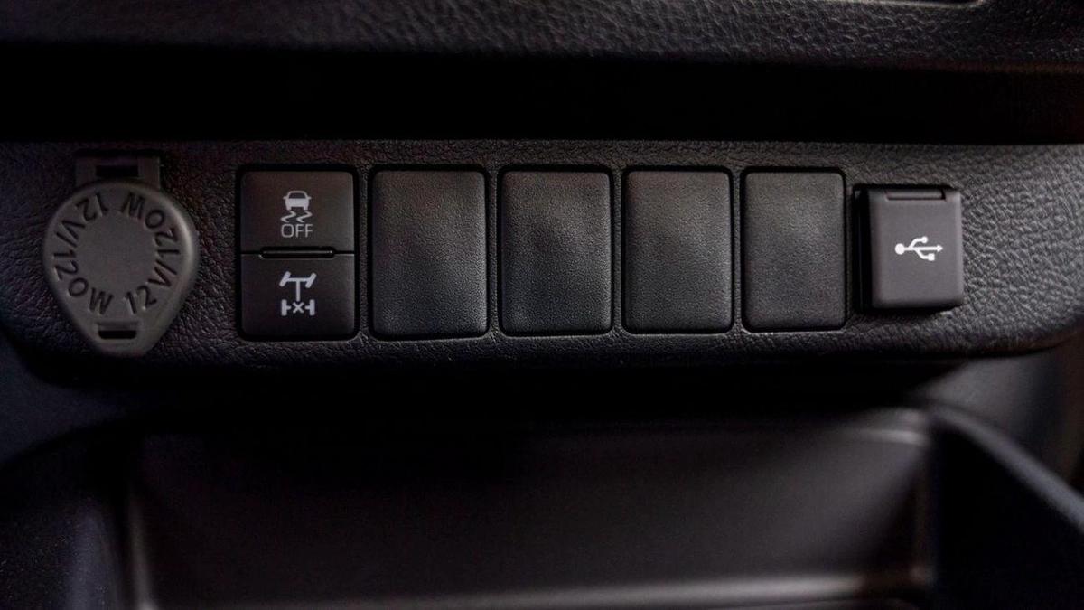Toyota Hilux HILUX 2.4L MED OPTION DIESEL 2024-13-13