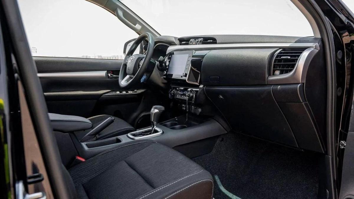 Toyota Hilux SR5 2.4L AT FULL OPTION DIESEL-17-17