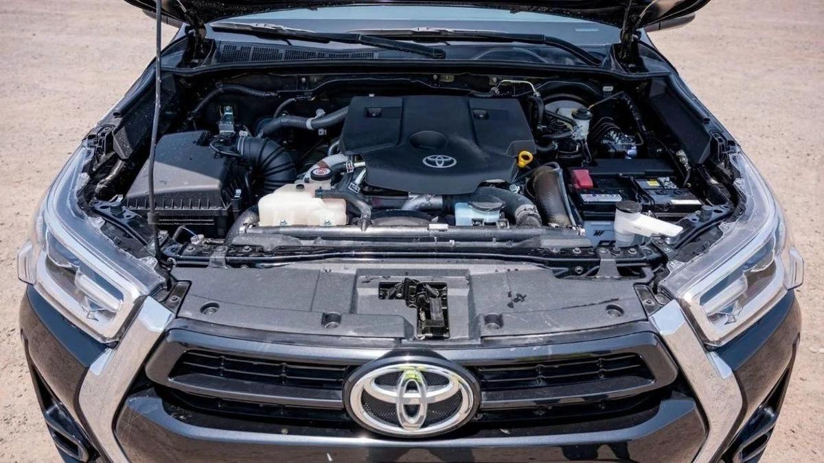 Toyota Hilux SR5 2.4L AT FULL OPTION DIESEL-11-11
