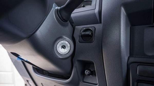 Toyota Land Cruiser Pick Up LAND CRUISER PICKUP 2CAPIN 4.2L V6 4DOOR