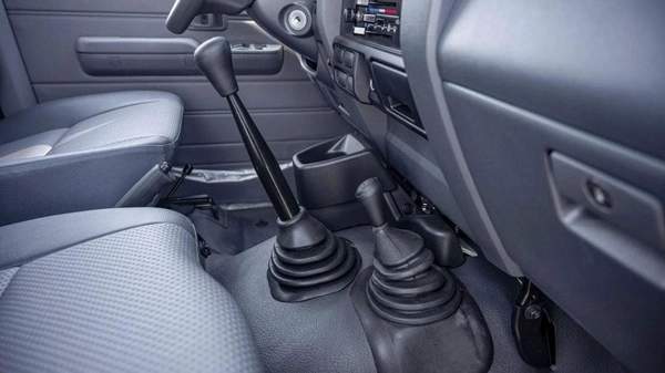 Toyota Land Cruiser Pick Up LAND CRUISER PICKUP 2CAPIN 4.2L V6 4DOOR