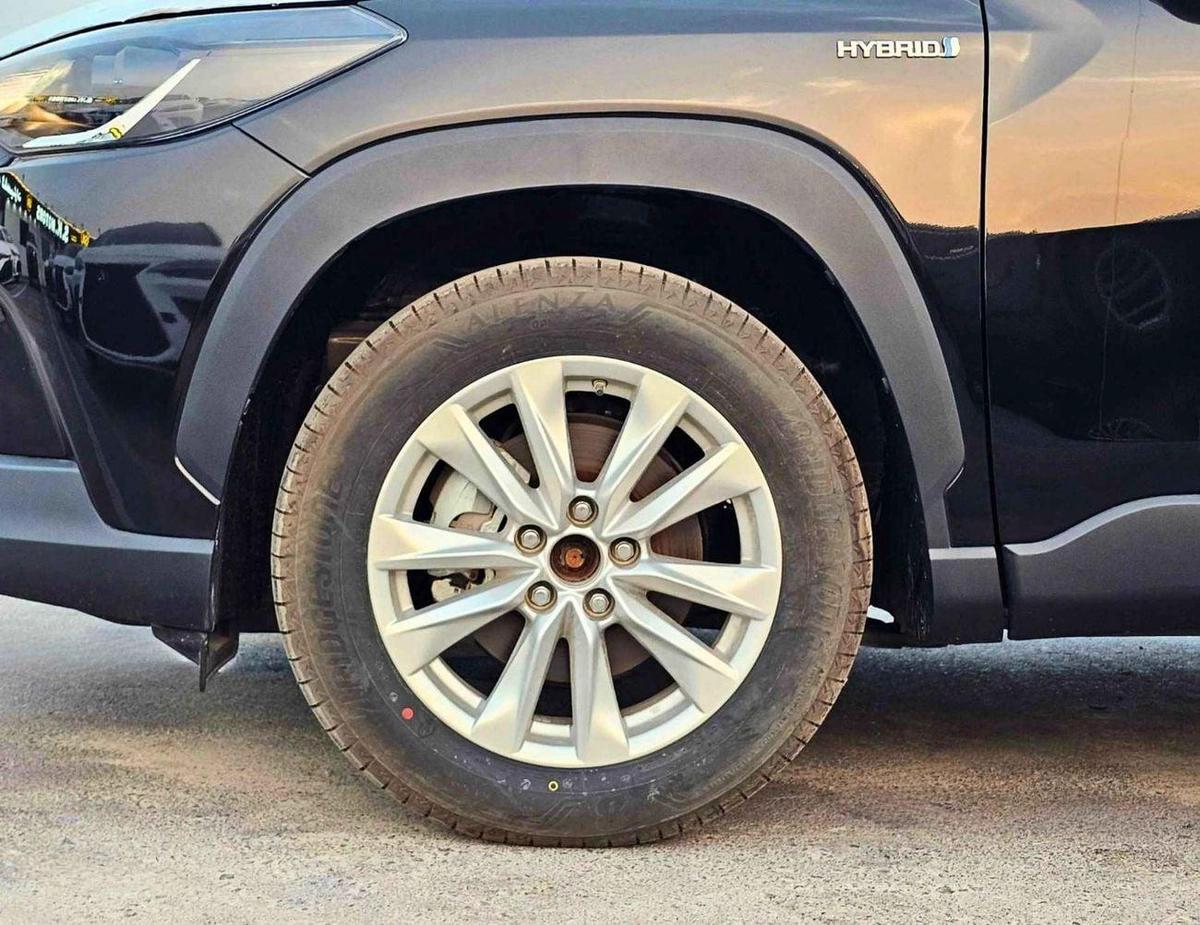 Toyota Corolla Cross HYBRID /1.8L PETROL A/T / FULL OPTION / SUNROOF, LEATHER/ 17" ALLOY WHEELS/CODE#XLE-6-6