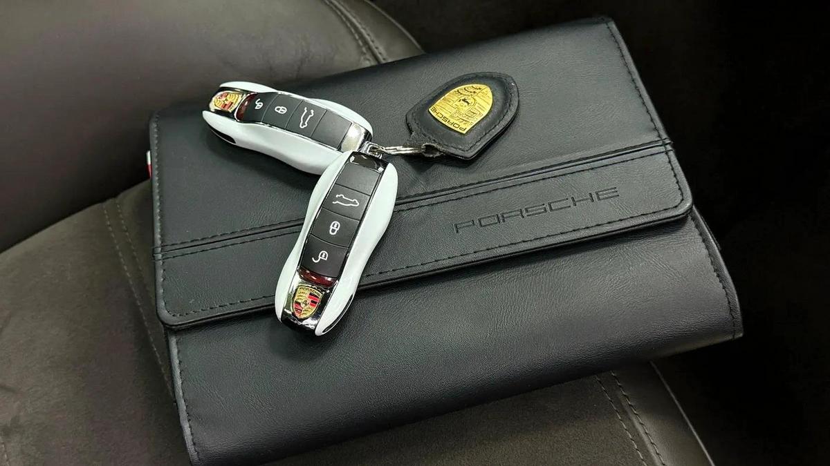 2017 Porsche Cayenne Platinum Edition V6 Gcc 1st Owner Full Service History-2-2