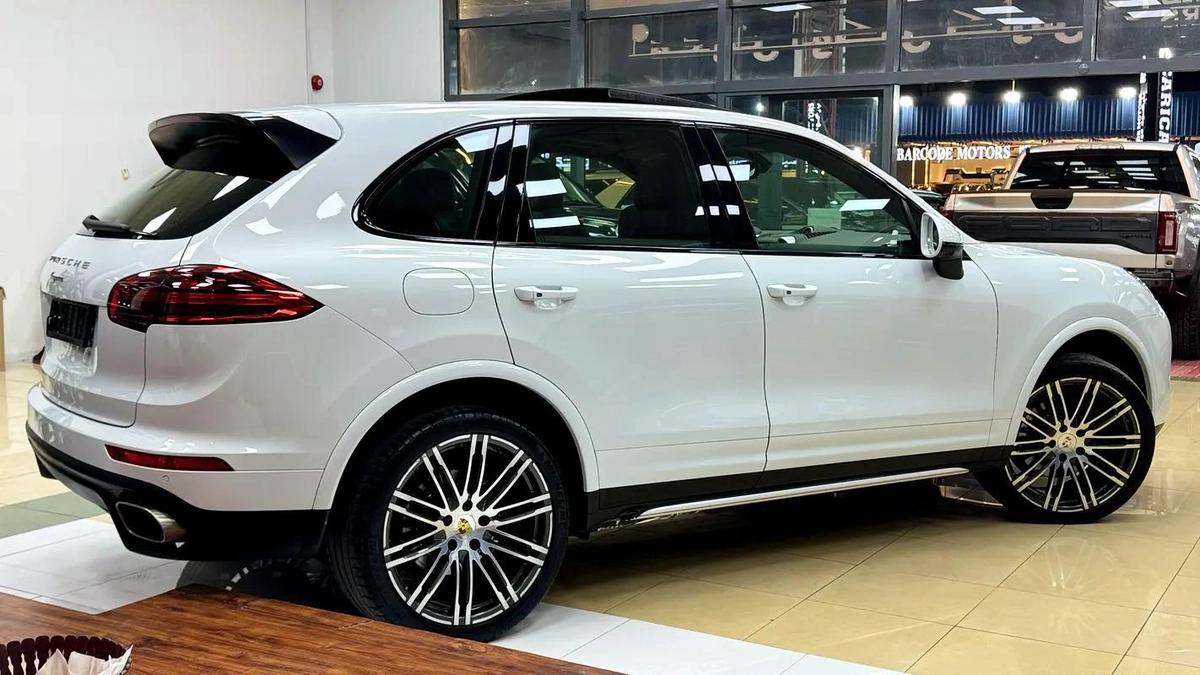 2017 Porsche Cayenne Platinum Edition V6 Gcc 1st Owner Full Service History-6-6