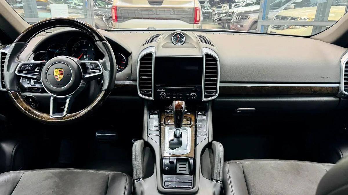 2017 Porsche Cayenne Platinum Edition V6 Gcc 1st Owner Full Service History-1-1