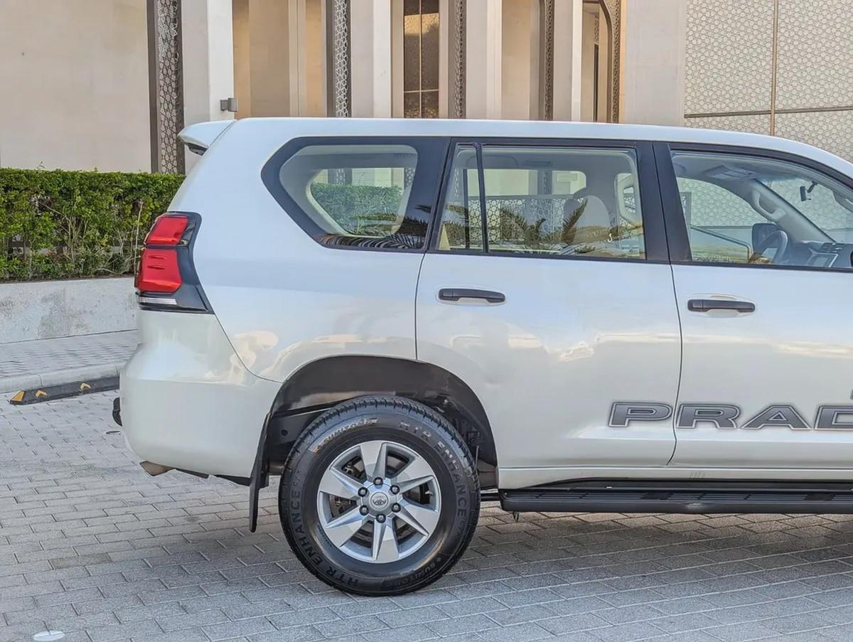 TOYOTA PRADO 2023 GCC V4 2.7L LOW MILEAGE ORIGINAL PAINT IN EXCELLENT CONDITION-11-11