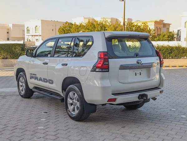 TOYOTA PRADO 2023 GCC V4 2.7L LOW MILEAGE ORIGINAL PAINT IN EXCELLENT CONDITION