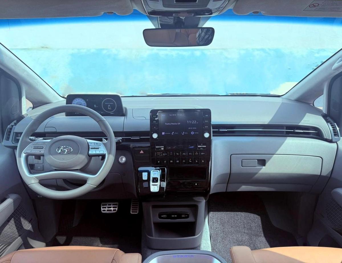 HYUNDAI STARIA LUXURY | GCC SPECS | YEAR: 2024 | KMS: 35,800 | 5-YEARS WARRANTY | 5-YEARS SERVICE CONTRACT-12-12