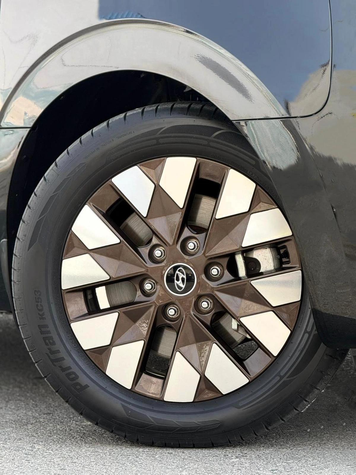 HYUNDAI STARIA LUXURY | GCC SPECS | YEAR: 2024 | KMS: 35,800 | 5-YEARS WARRANTY | 5-YEARS SERVICE CONTRACT-11-11