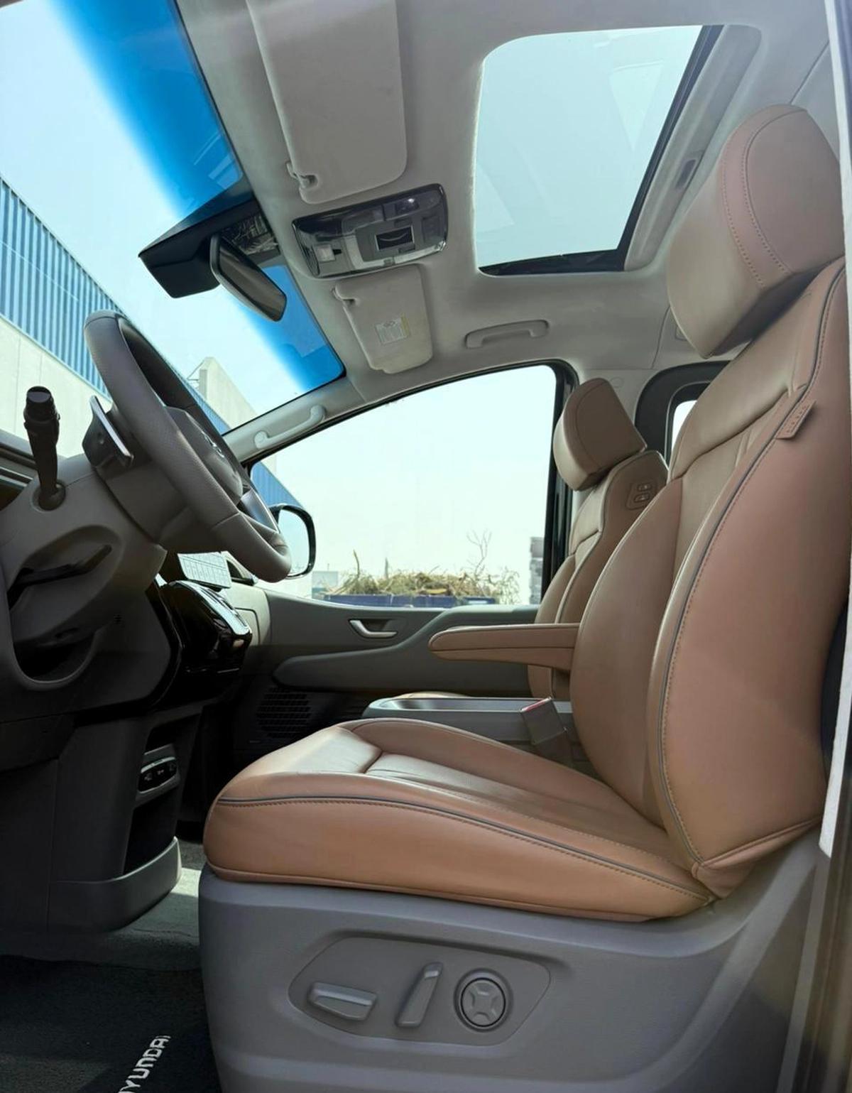 HYUNDAI STARIA LUXURY | GCC SPECS | YEAR: 2024 | KMS: 35,800 | 5-YEARS WARRANTY | 5-YEARS SERVICE CONTRACT-2-2