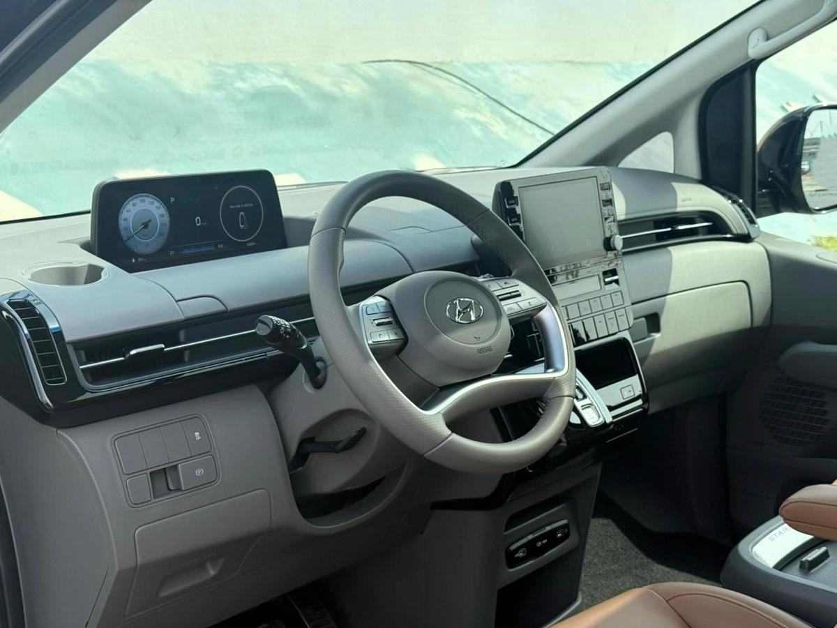HYUNDAI STARIA LUXURY | GCC SPECS | YEAR: 2024 | KMS: 35,800 | 5-YEARS WARRANTY | 5-YEARS SERVICE CONTRACT-5-5