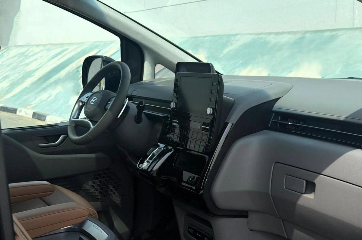 HYUNDAI STARIA LUXURY | GCC SPECS | YEAR: 2024 | KMS: 35,800 | 5-YEARS WARRANTY | 5-YEARS SERVICE CONTRACT-10-10