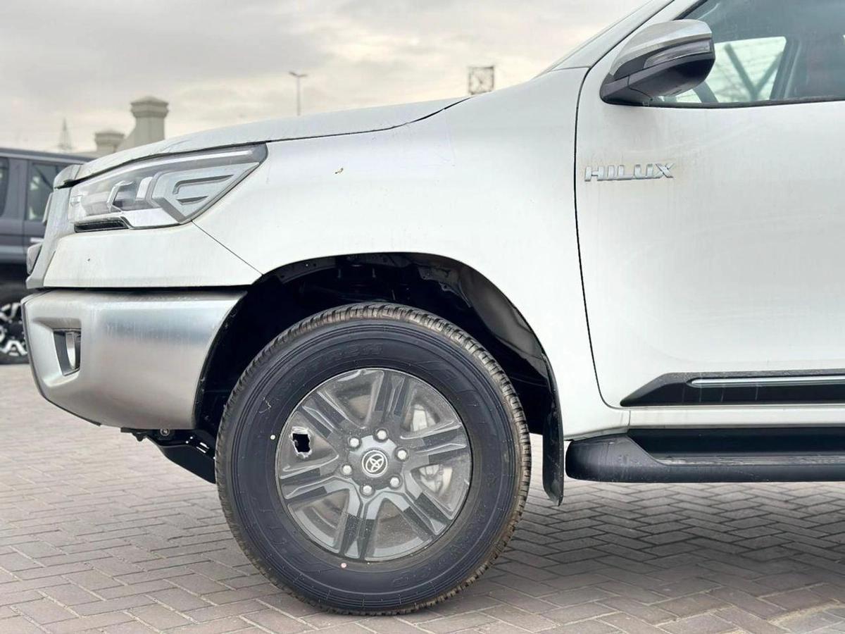 Toyota Hilux SR 2.7L-13-13
