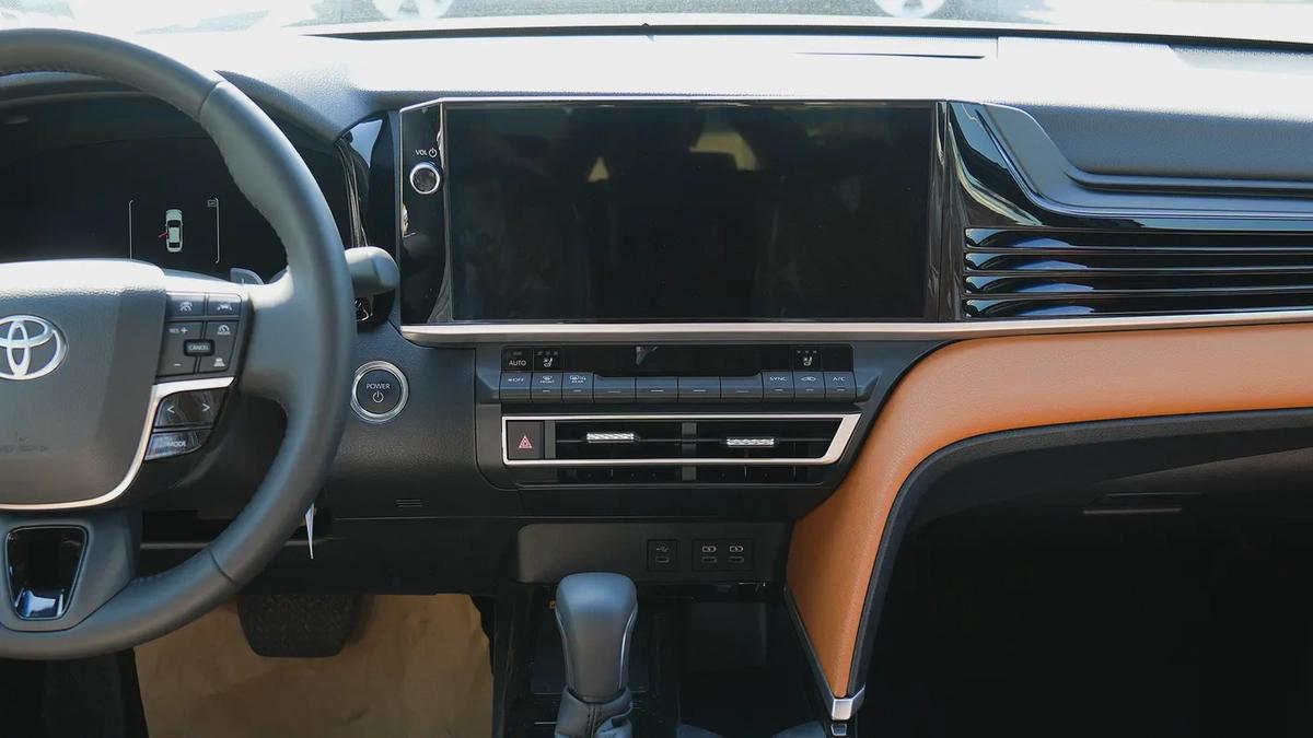 TOYOTA CAMRY LUMIER 2.5L HYBRID FULL OPTION MODEL 2025-5-5