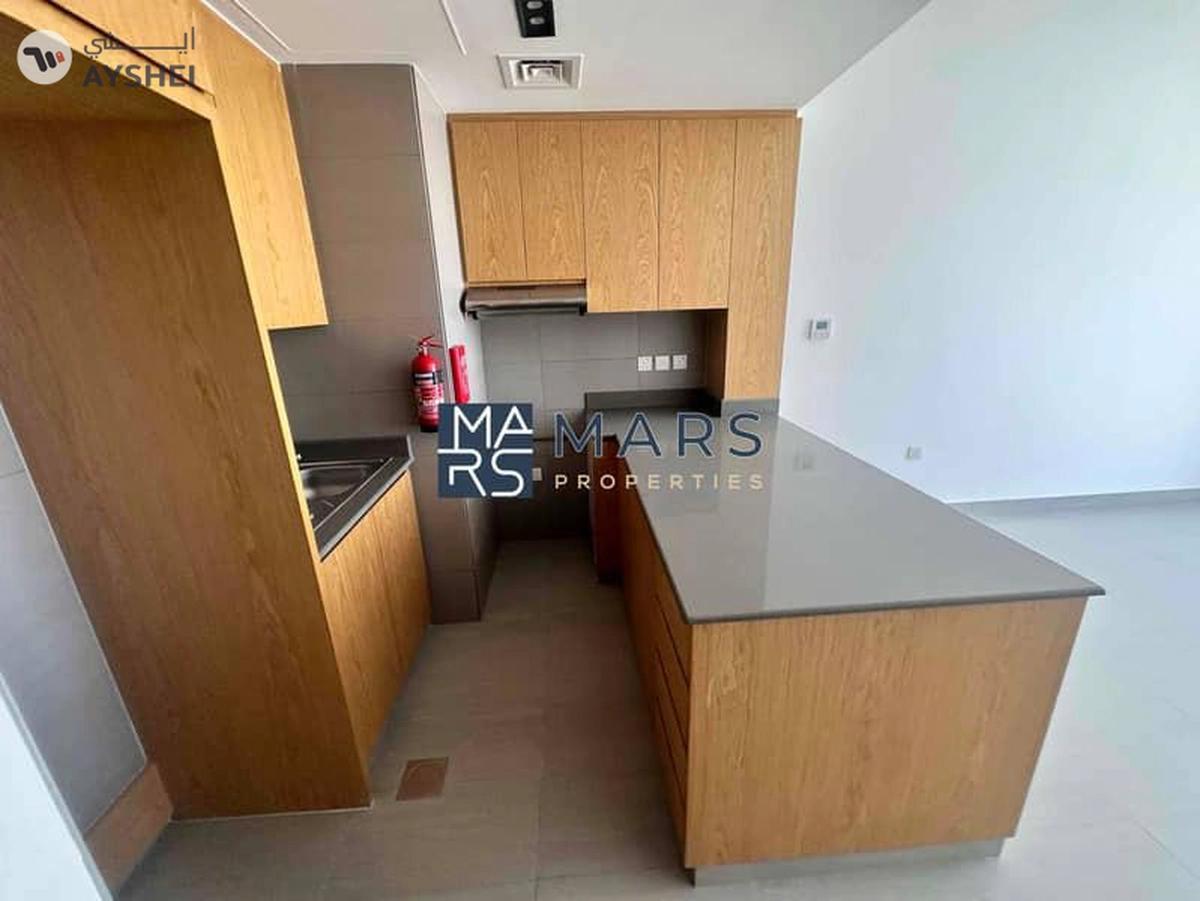 Elegant One-Bedroom Apartment with Stunning Views, No Balcony: Modern Design, Prime Location-1-1