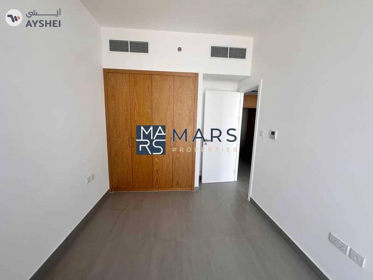 Elegant One-Bedroom Apartment with Stunning Views, No Balcony: Modern Design, Prime Location-3-3