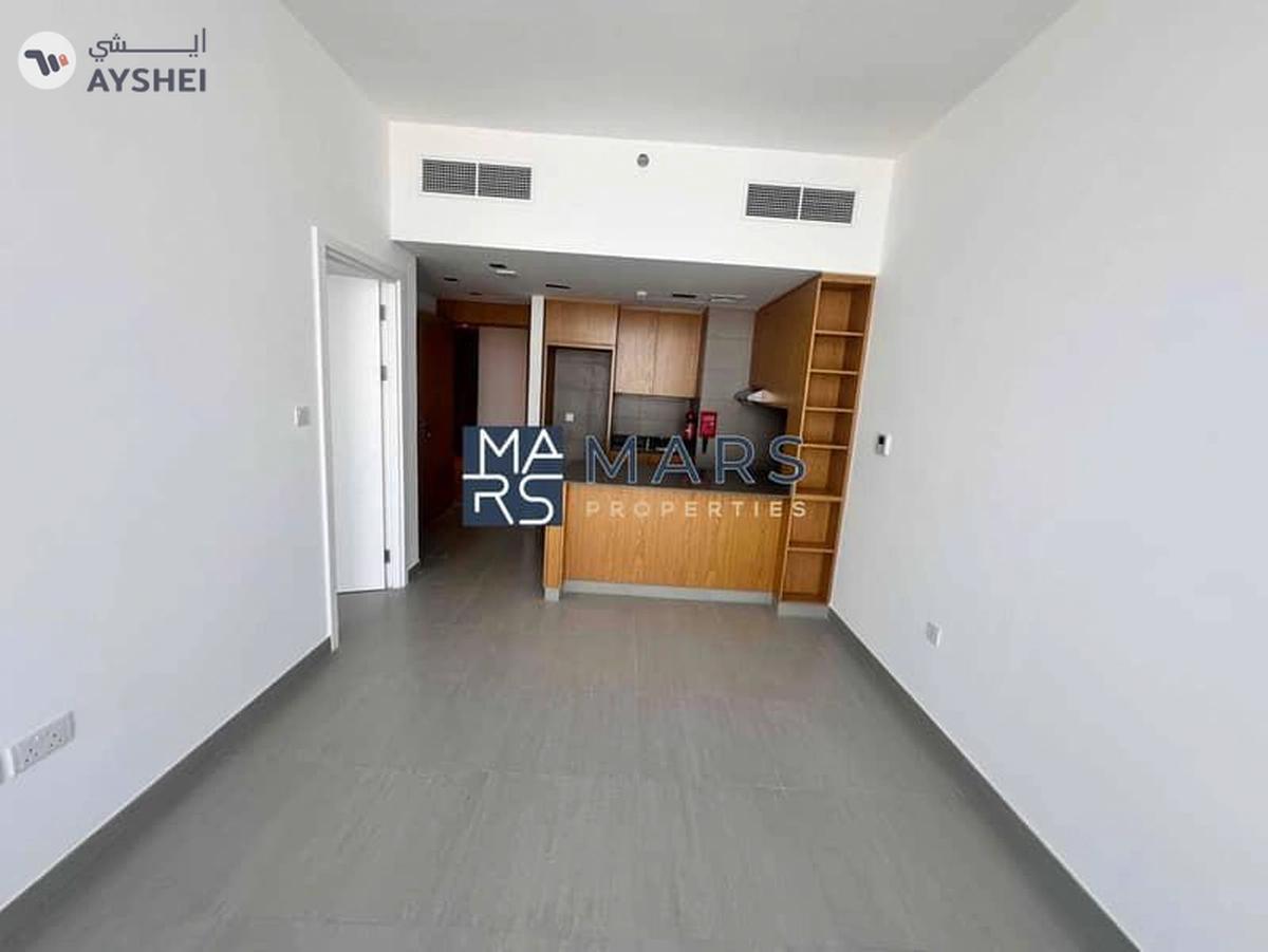 Elegant One-Bedroom Apartment with Stunning Views, No Balcony: Modern Design, Prime Location-4-4