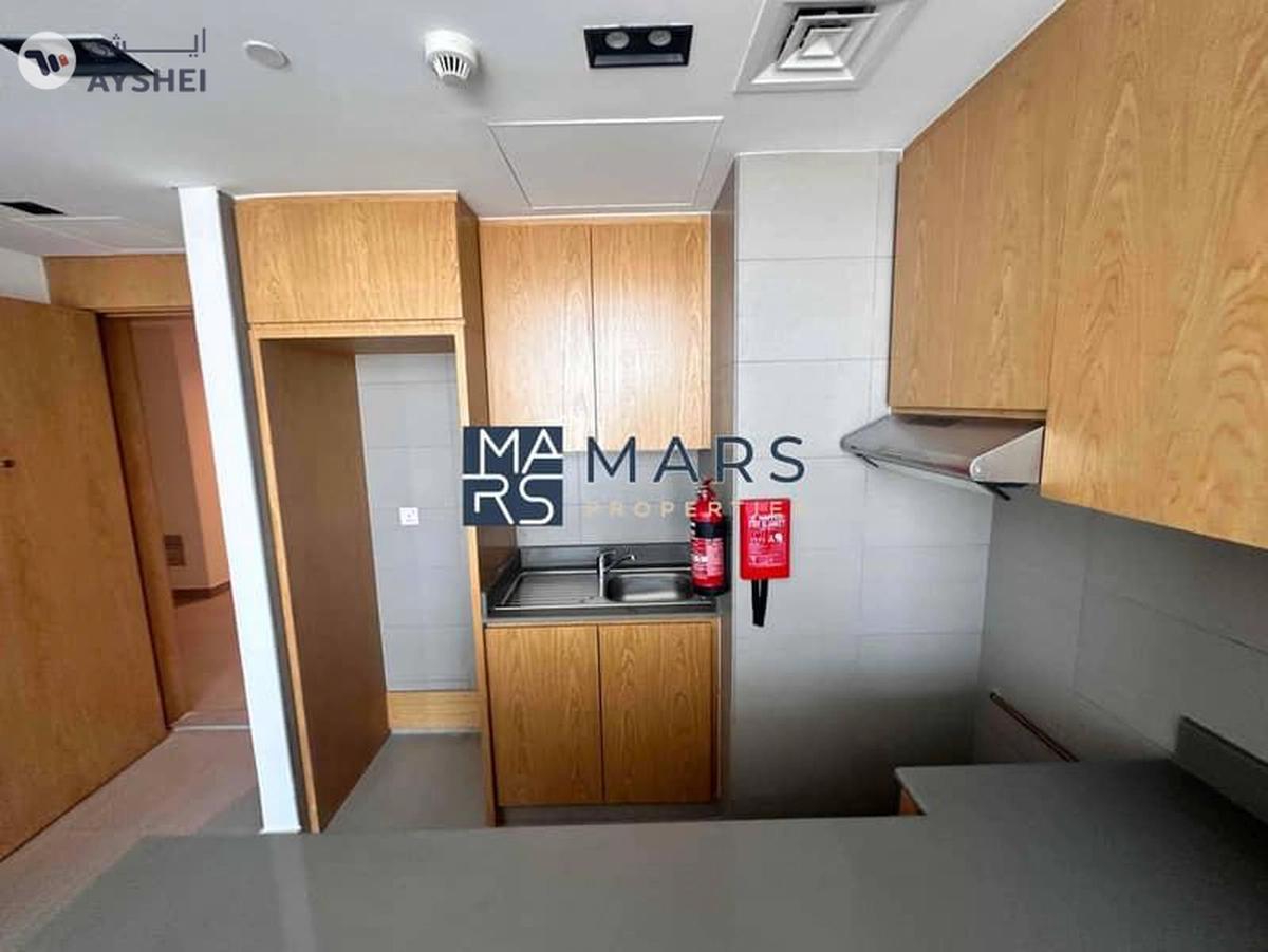 Elegant One-Bedroom Apartment with Stunning Views, No Balcony: Modern Design, Prime Location-7-7